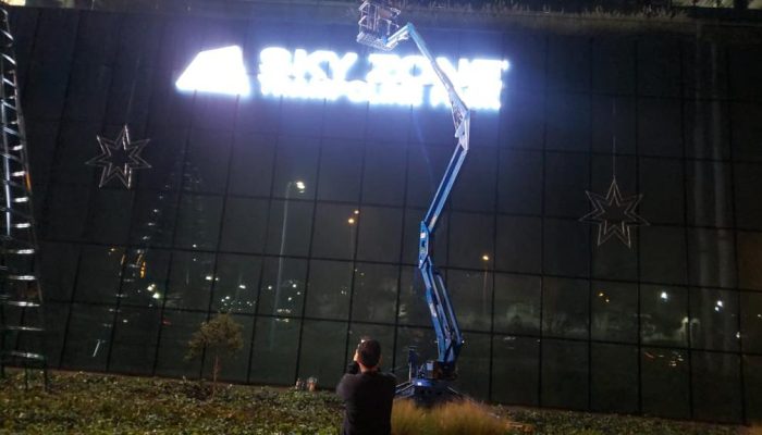 Instalación letrero luminoso